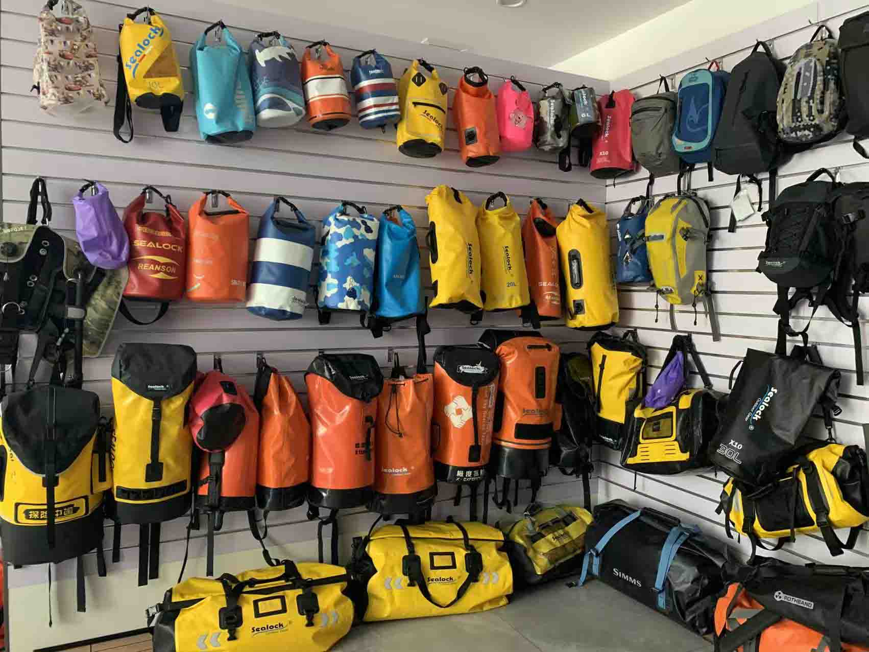 Wasserdichter Packsack für Rafting: Wesentliche Funktionen für den Wildwasserschutz